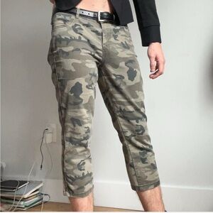 NEW YORK & COMPANY CAMO CAPRIS